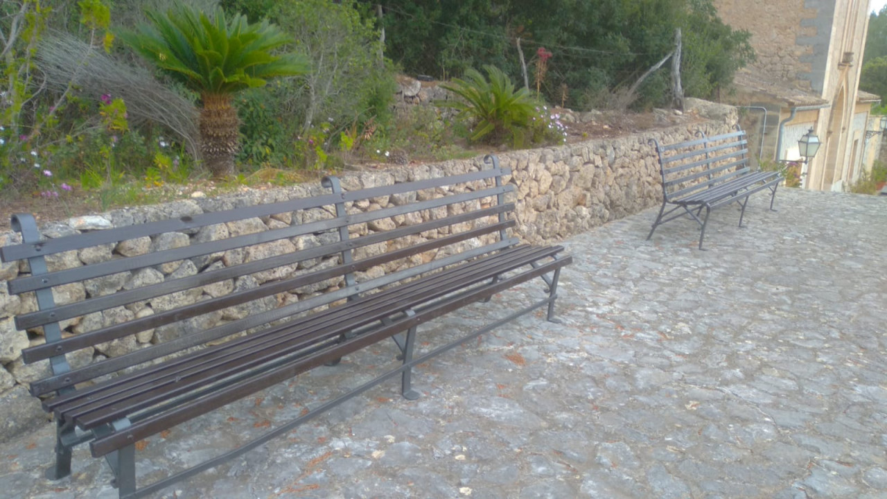 Bancs al cementiri municipal