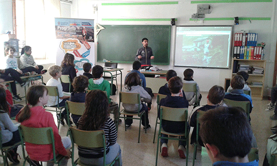 Tòfol Castanyer parla als alumnes del CEIP Mestre Colom