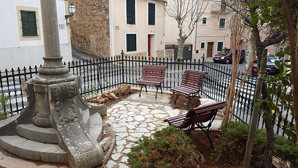 Treballs de neteja al jardinet de la Creu