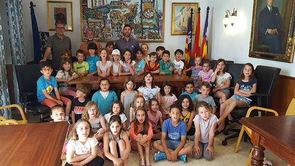 Els alumnes de segon curs de primària del CEIP Mestre Colom visiten l'Ajuntament