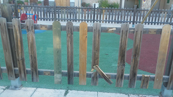 Condicionament de l'àrea de jocs infantils de la plaça Rosa Colom