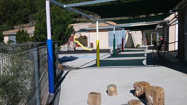 Protectors a les columnes del pati d'infantil