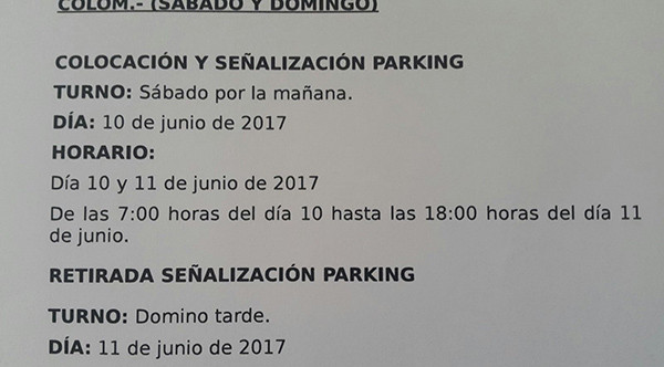 El pati de l'escola habilitat per aparcament