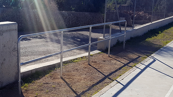 Instal·lada una barrera protectora a la pista descoberta del Poliesportiu