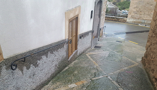 Instal·lats uns passamans al carrer de l'Aigua