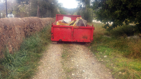 Retirats els mobles deixats a la carretera