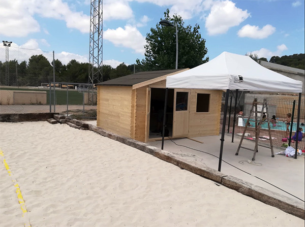 Instal·lada la caseta que donarà el servei de bar a la piscina