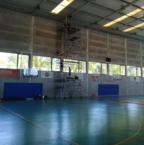 Instal·lades les cortines divisòries de la pista coberta del Poliesportiu municipal
