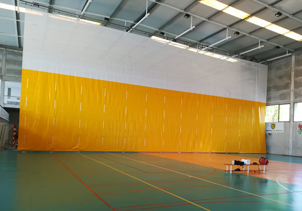 Instal·lades les cortines del Poliesportiu