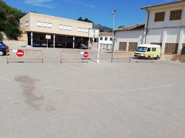 Restricció d'aparcament a l'escola