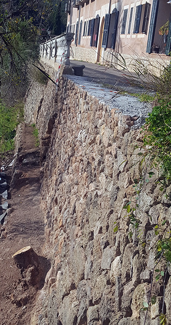 Obres al mur de la fàbrica