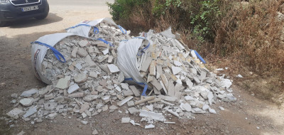 Quatre saques d'enderrocs tirades enmig del camí