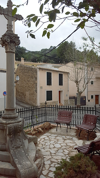 Treballs de neteja al jardinet de la Creu