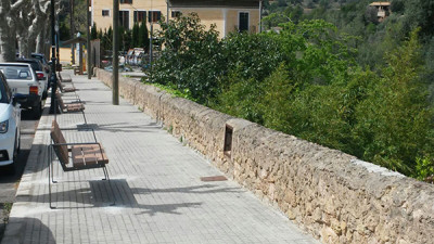 Bancs nous a la costa de l'Estació