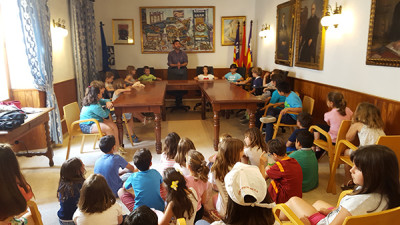 Els alumnes de segon curs de primària del CEIP Mestre Colom visiten l'Ajuntament