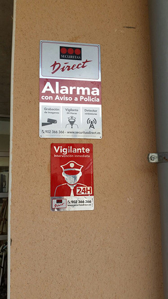 Instal·lació d'alarmes al col·legi Mestre Colom