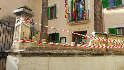 Cau una part de la balustrada de l'Ajuntament