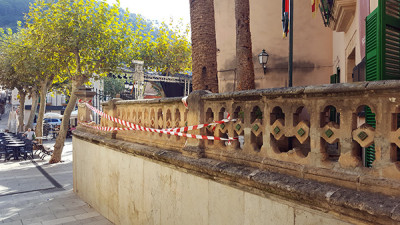 Cau una part de la balustrada de l'Ajuntament