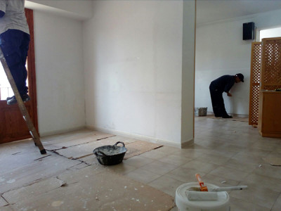 El local de la gent gran pintat de dalt a baix