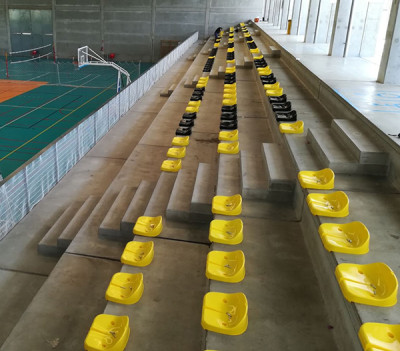 Seients a les grades del Poliesportiu municipal