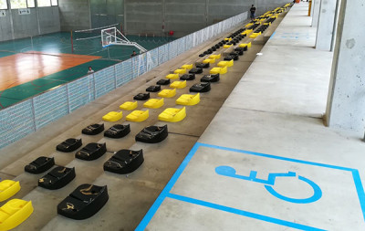 Seients a les grades del Poliesportiu municipal