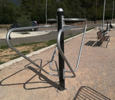 Aparells de gimnàstica a diferents punts del poble