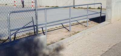 Instal·lada una barrera protectora a la pista descoberta del Poliesportiu