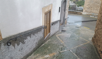 Instal·lats uns passamans al carrer de l'Aigua