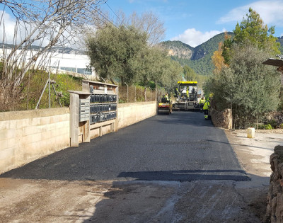 Obres d'asfaltat al camí de son Serra