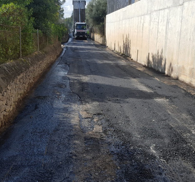 Obres d'asfaltat al camí de son Serra