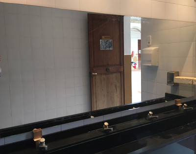 Instal·lats uns nous miralls als banys de l'escola