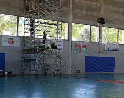 Instal·lades les cortines divisòries de la pista coberta del Poliesportiu municipal