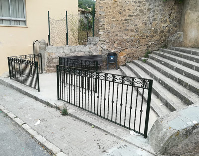 Barreres protectores a les escales de l'escola
