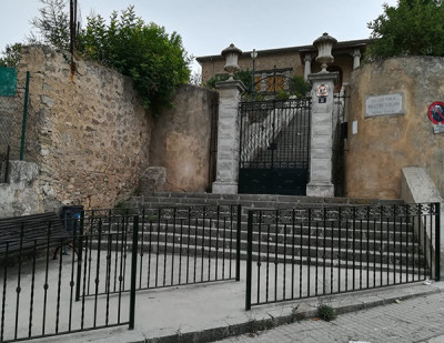 Barreres protectores a les escales de l'escola