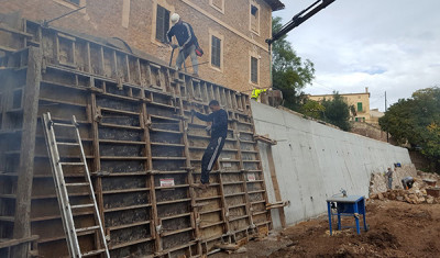 El mur de can Mas creix