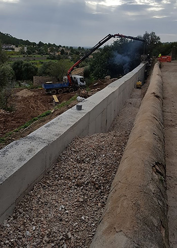 El mur de can Mas creix