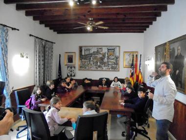 L'escola de Palmanyola visita l'Ajuntament
