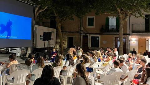 Èxit de participació a la primera projecció del cicle Cinema a la Fresca 2023 a Sa Plaça